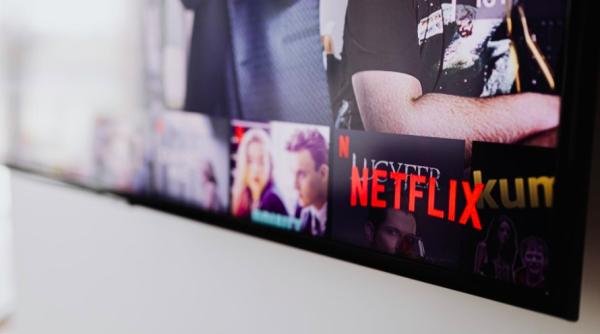 netflix are o crestere modesta in 2021 din cauza amanarii productiilor originale