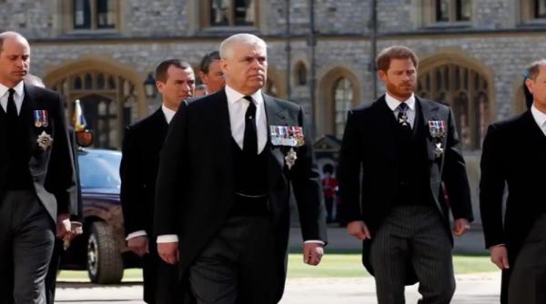 printul andrew gafa la inmormantarea tatalui sau printul philip momentul penibil vazut de toata lumea