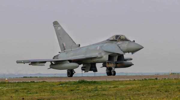 patru avioane de lupta eurofighter ale raf au ajuns in romania vor executa misiuni de politie aeriana la marea neagra