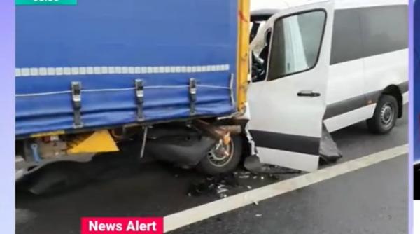 accident grav pe a1 in hunedoara un microbuz s a ciocnit de un tir