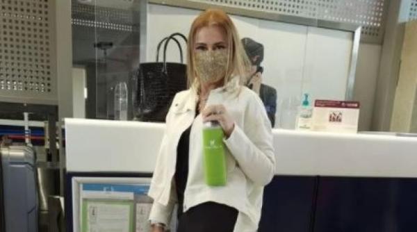 ana maria prodan poarta o masca placata cu aur