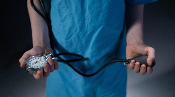 bolnav de cancer strigat de disperare trebuie urgent sa ma operez nu inteleg de ce nu se poate