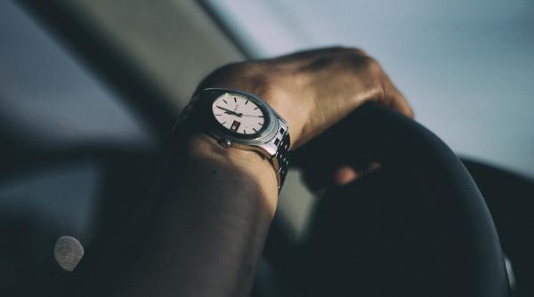 un tanar baut iesit noaptea la plimbare cu prietena a lovit un tei si a ajuns intr un gard de beton