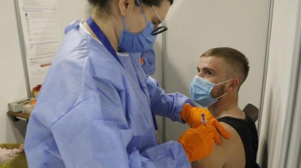 maratonul vaccinarii  aproape 1 500 de persoane  imunizate in mai putin de 24 de ore   galerie foto