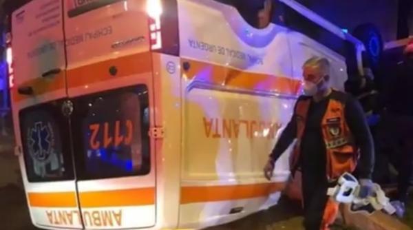 val de accidente in capitala ambulanta rasturnata asistenta beata la volan masina intrata intr un stalp total 11 raniti