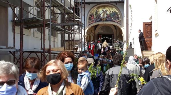 episcopul vicar varlaam ploiesteanul cere o relaxare liturgica prezenta disciplinata a credinciosilor la slujba floriilor un argument