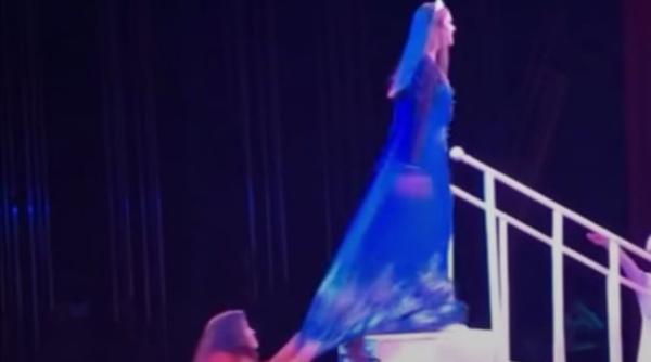 video viral i a tras rochia de pe ea chiar in timpul concertului