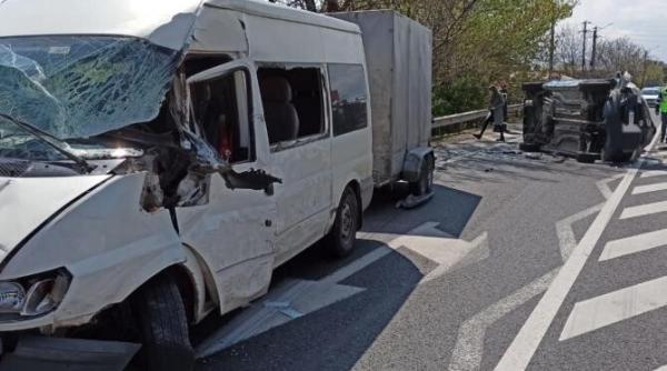 microbuz de transport persoane  implicat intr un accident grav pe dn 2  judetul vrancea