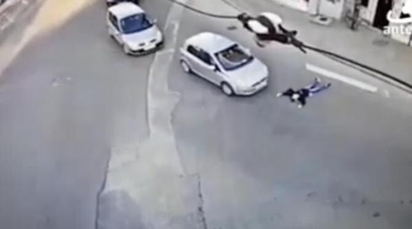 o femeie din bucuresti a vrut sa insceneze un accident a sarit in fata unei masini si s a aruncat pe jos totul a fost surprins de camere