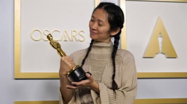 oscar 2021 chloe zhao premiul pentru cea mai buna regie