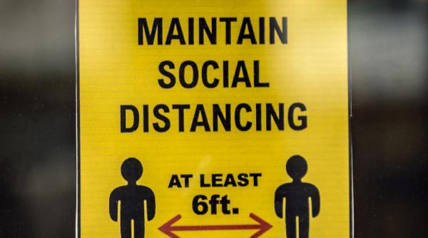 distantarea sociala nu opreste coronavirusul spune un studiu mit in spatii inchise expunere mare la orice distanta specialistii vin cu o alta solutie