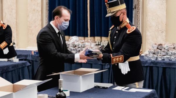 iohannis si citu au impachetat cadouri pentru veteranii de razboi