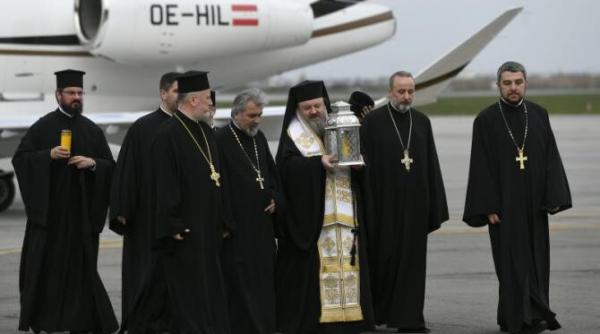 paste 2021  sfanta lumina de la ierusalim ajunge la patriarhia romana in sambata mare