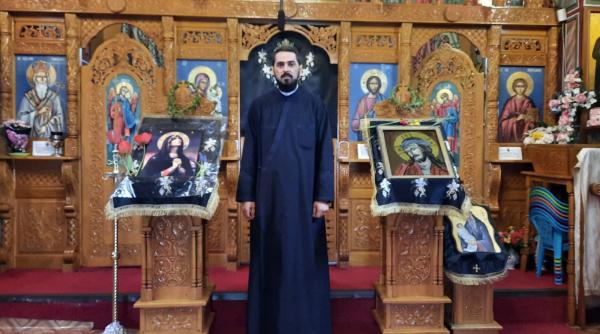 preotul iulian raicovici printre paturile ati cum arata cand merge sa vorbeasca cu pacientii cu covid 19 foto