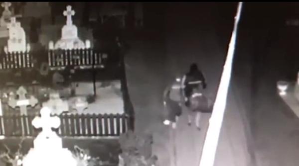 o femeie si un copil suprinsi in timp ce furau flori din cimitir la racari video