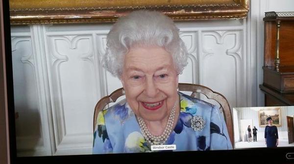 regina elisabeta prima fotografie dupa moartea printului philip aparitia care i a surprins pe multi zambitoare si fara haine de doliu