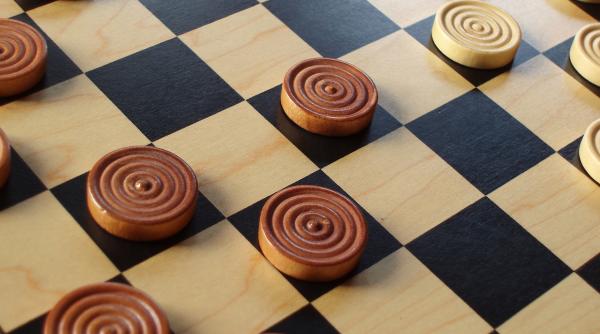 drapelul rusiei din dreptul campioanei mondiala de dame indepartat in mijlocul unei partide