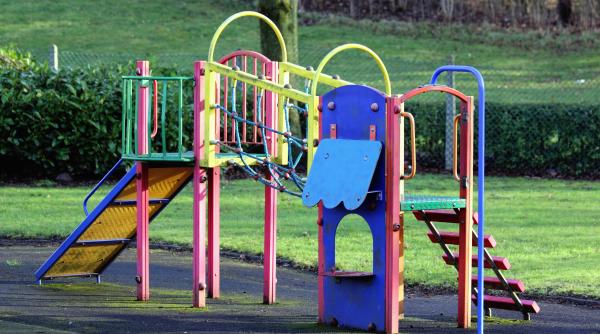 fetita de opt ani aproape sa fie rapita din parc sora ei a salvat o