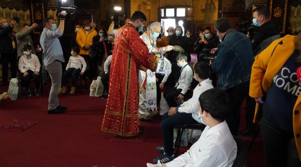 galati arhiepiscopul dunarii de jos a spalat picioarele a 12 mici apostoli