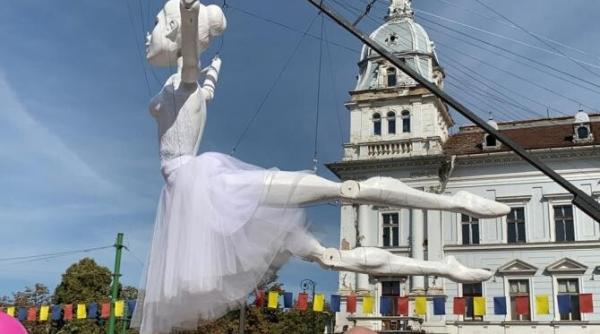 galerie foto  papusa gigant  ridicata cu macaraua la arad