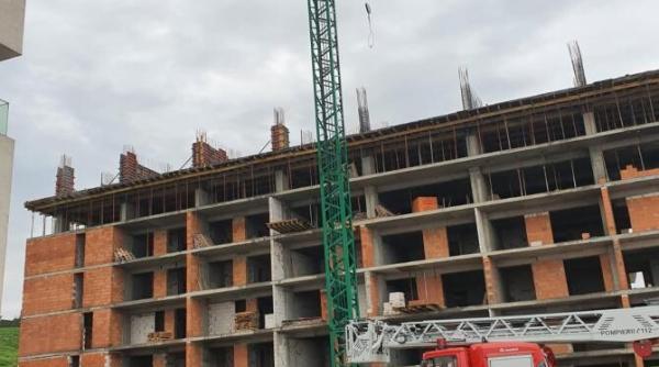 gest disperat la tulcea  s a urcat pe o macara si a amenintat ca se arunca daca nu si primeste salariul