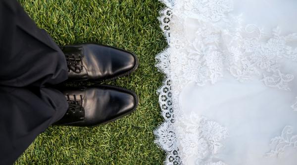 nunta in pandemie doi tineri din india s au casatorit purtand combinezoane