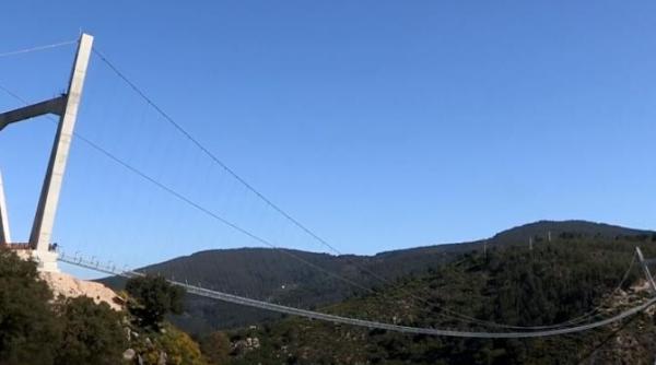 cel mai lung pod pietonal suspendat din lume se afla in portugalia video