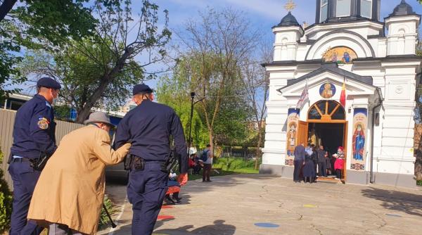 varstnic de 87 de ani  ajutat de jandarmi sa ajunga la biserica