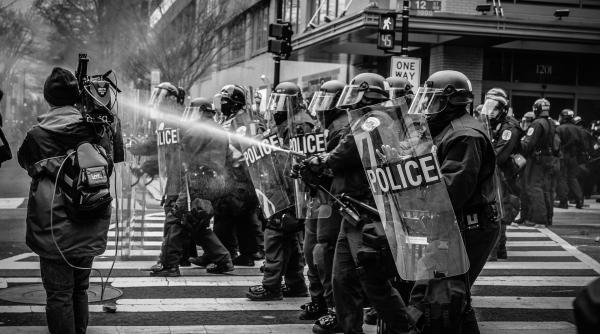confruntari violente intre politisti si protestatari de 1 mai in turcia sute de manifestanti au fost arestati video