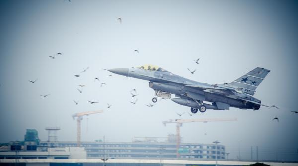 atac cu rachete asupra aeroportului din bagdad unde sunt stationate trupe americane