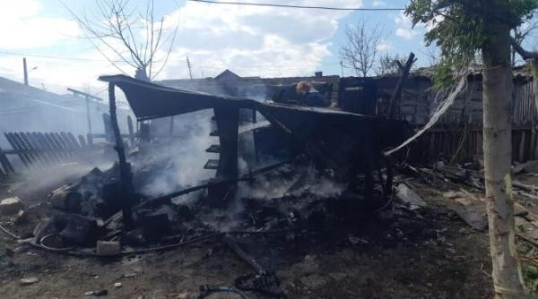 jocul copiilor cu focul a afectat doua gospodarii  tragedia putea fi si mai mare  pompierii au salvat 40 de butelii