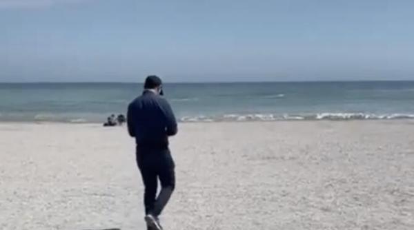 florin citu plimbare cu masca pe fata pe plaja la constanta