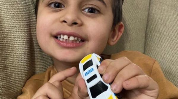 un copil de 4 ani a sunat la urgente dupa ce mama sa a lesinat a luat numarul de pe o jucarie