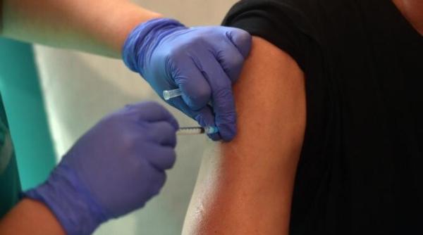 vaccinare pe bicicleta la centrul drive thru de la deva  in prc e2prc 80prc 9dvinerea verdeprc e2prc 80prc 9d