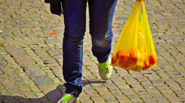 pungile de plastic taxate dublu din 21 mai in anglia