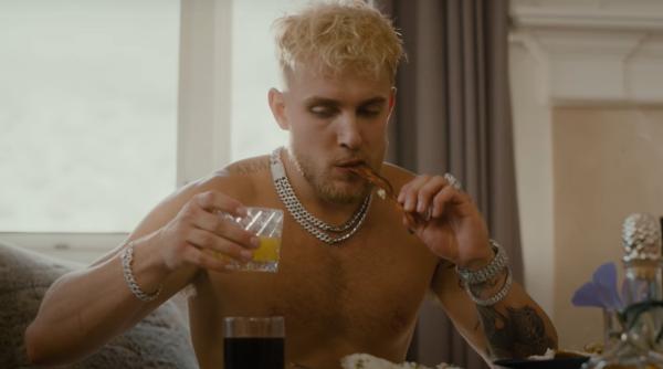 video bataie generala dupa ce vloggerul jake paul i a furat sapca lui floyd mayweather