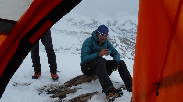 alpinistul horia colibasanu surprins de avalansa in himalaya a taiat cortul cu briceagul