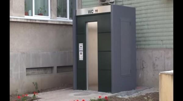 un copil de 12 ani a ramas blocat in toaleta publica de 28 000 de euro din slatina a fost scos de pompieri