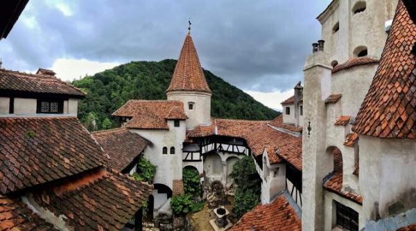 castelul bran intr un reportaj cnn  maraton de vaccinare atipic pentru turisti   video