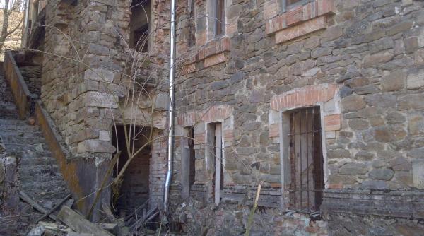 castelul din zlatna distrus de sergiu nicolaescu la filmarile noi cei din linia intai ar fi fost cumparat va promit ca va trimit bani de reparatii