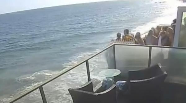 momentul in care un balcon plin cu oameni cade in gol cativa metri si se prabuseste pe stancile aflate sub el video