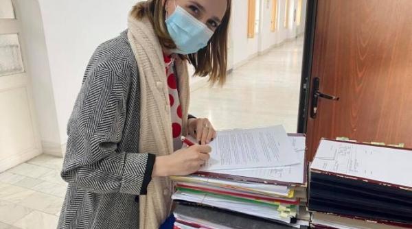 ana munteanu consiliera suspendata dupa ce a chemat mascatii a fost angajata la consiliul judetean