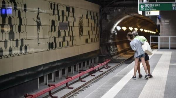 haos la metrou dupa ce o bucata de tabla s a prabusit peste calea ferata