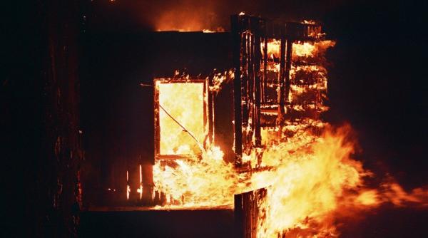 tatal a patru copii mort de cancer a ars si s a facut scrum in sicriu la mures