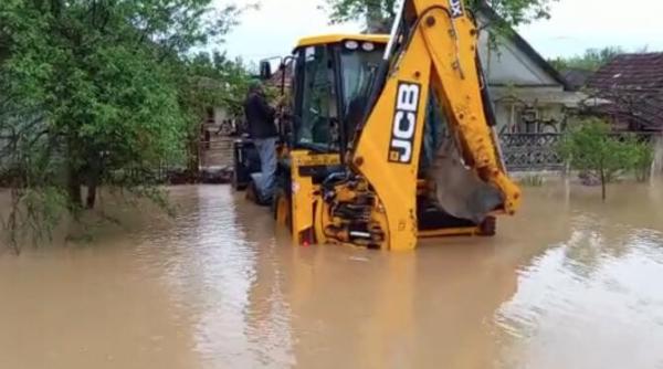 cod rosu de inundatii la satu mare  150 de persoane evacuate  case si poduri prabusite