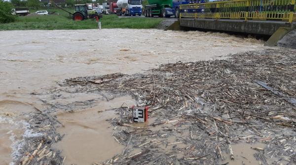 galerie foto inundatii istorice in satu mare  echipele de la apele romane sunt pe teren si intervin pe afluentii crasnei