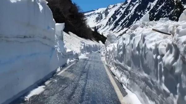imagini spectaculoase din drona  a inceput deszapezirea pe transfagarasan  zapada de peste 6 metri grosime  pe alocuri