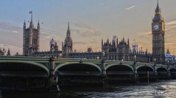 ridicarea restrictiilor din marea britanie ar putea fi amanata tulpina indiana de covid creste numarul infectarilor