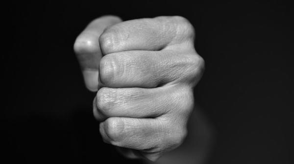 bataie in aeroportul luton zeci de romani si au impartit pumni si piciore video