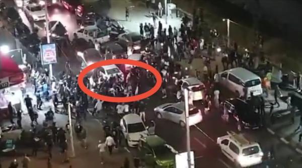 imagini greu de privit din israel momentul in care un barbat este scos din masina si batut de multimea furioasa video